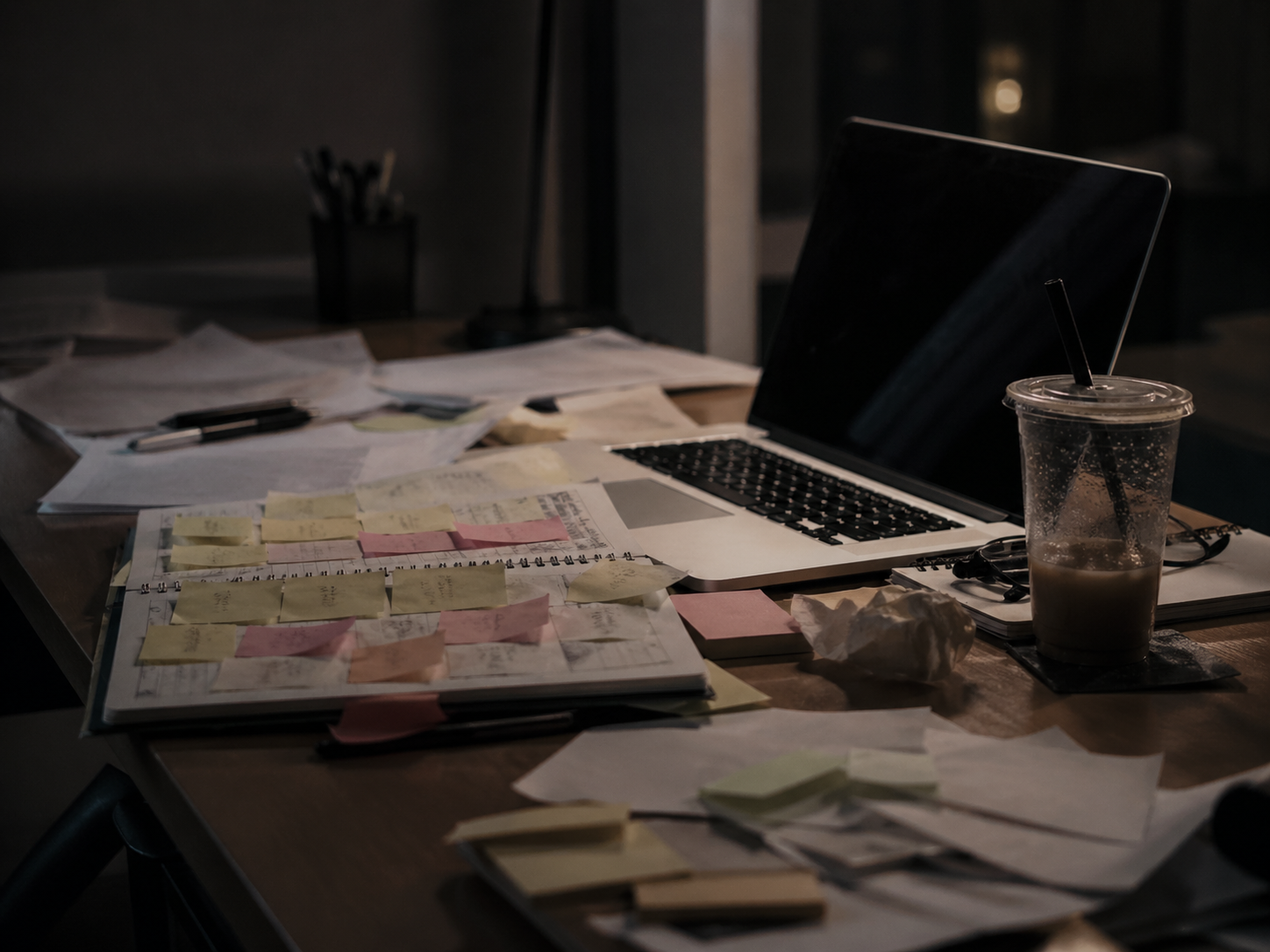 付箋や書類が散らかった机